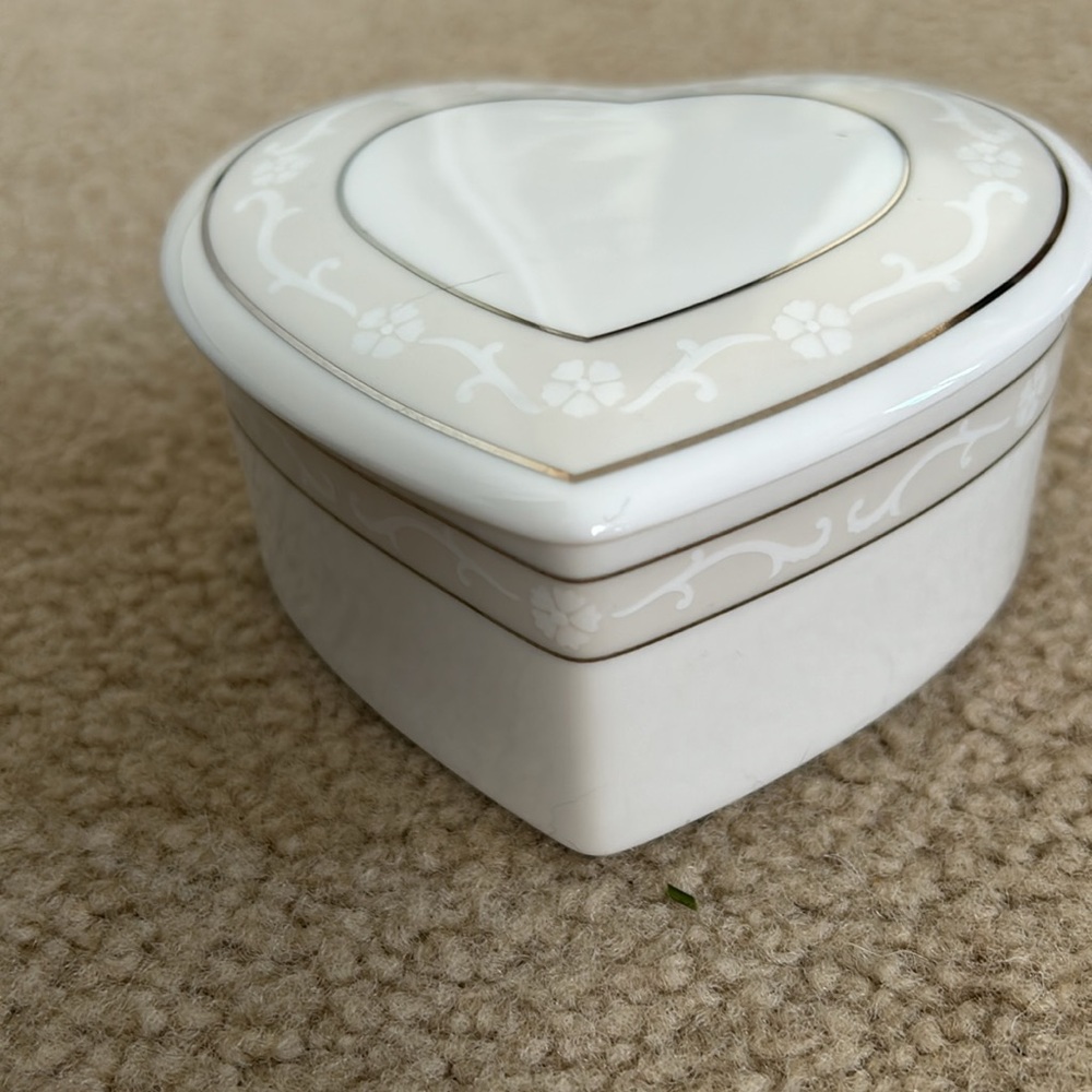 Wedgewood Icing ivory Porcelain Heart Shaped Trinket Box - Picture 4 of 7